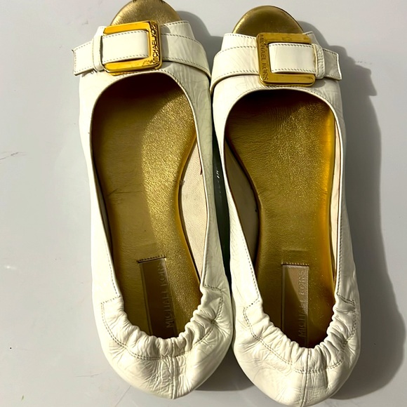 Preowned MICHAEL KORS peep toes flats. White. Size 7M. Made in Italy. - Picture 2 of 8